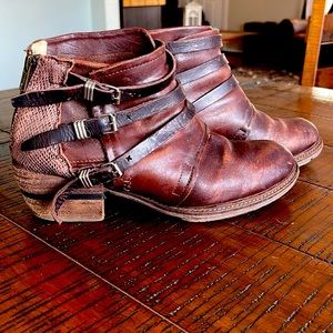 Freebird size 10 bootie, zippered back